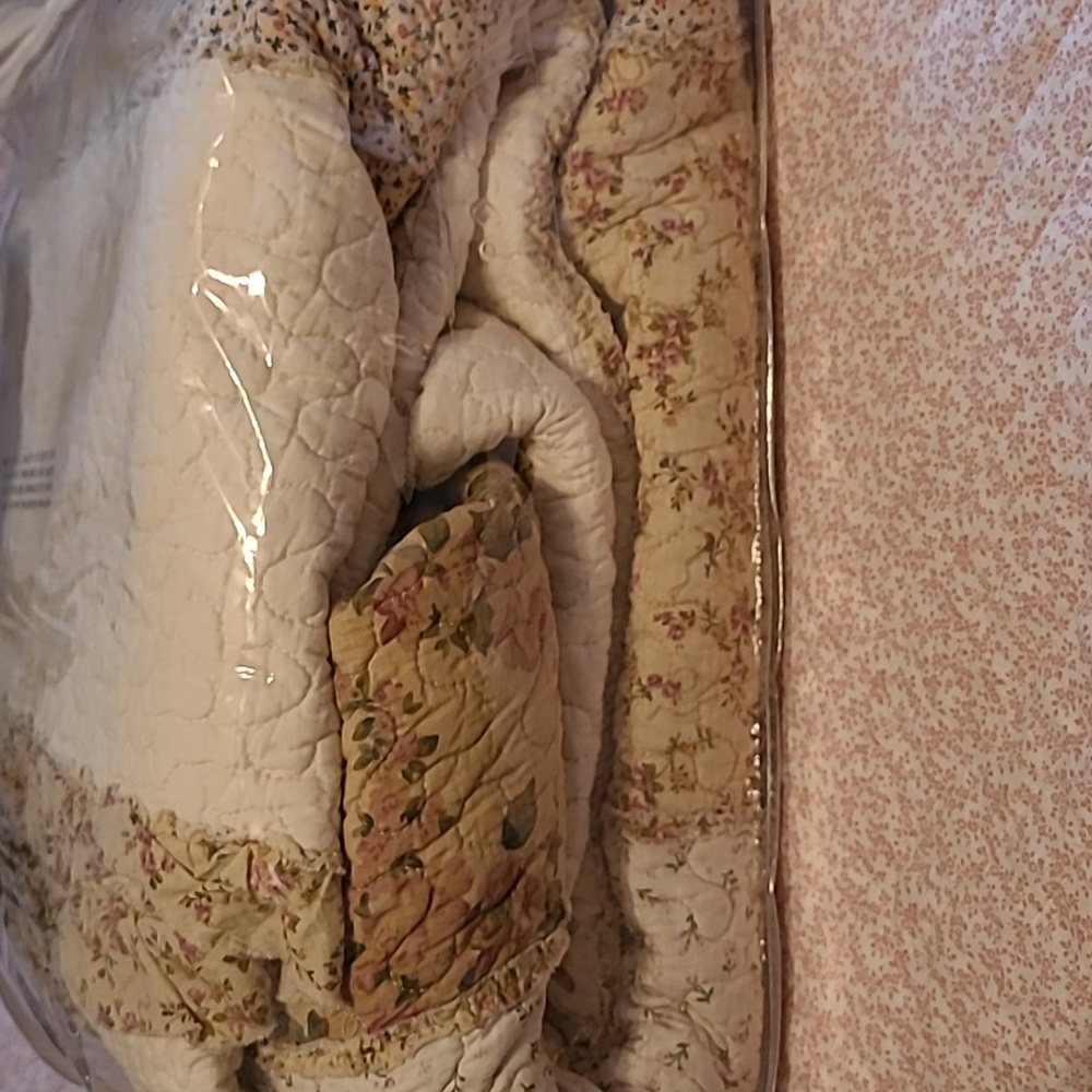 NWT Alicia Queen 100% cotton quilt creams, greens & rose colors Sz queen - Picture 8 of 10